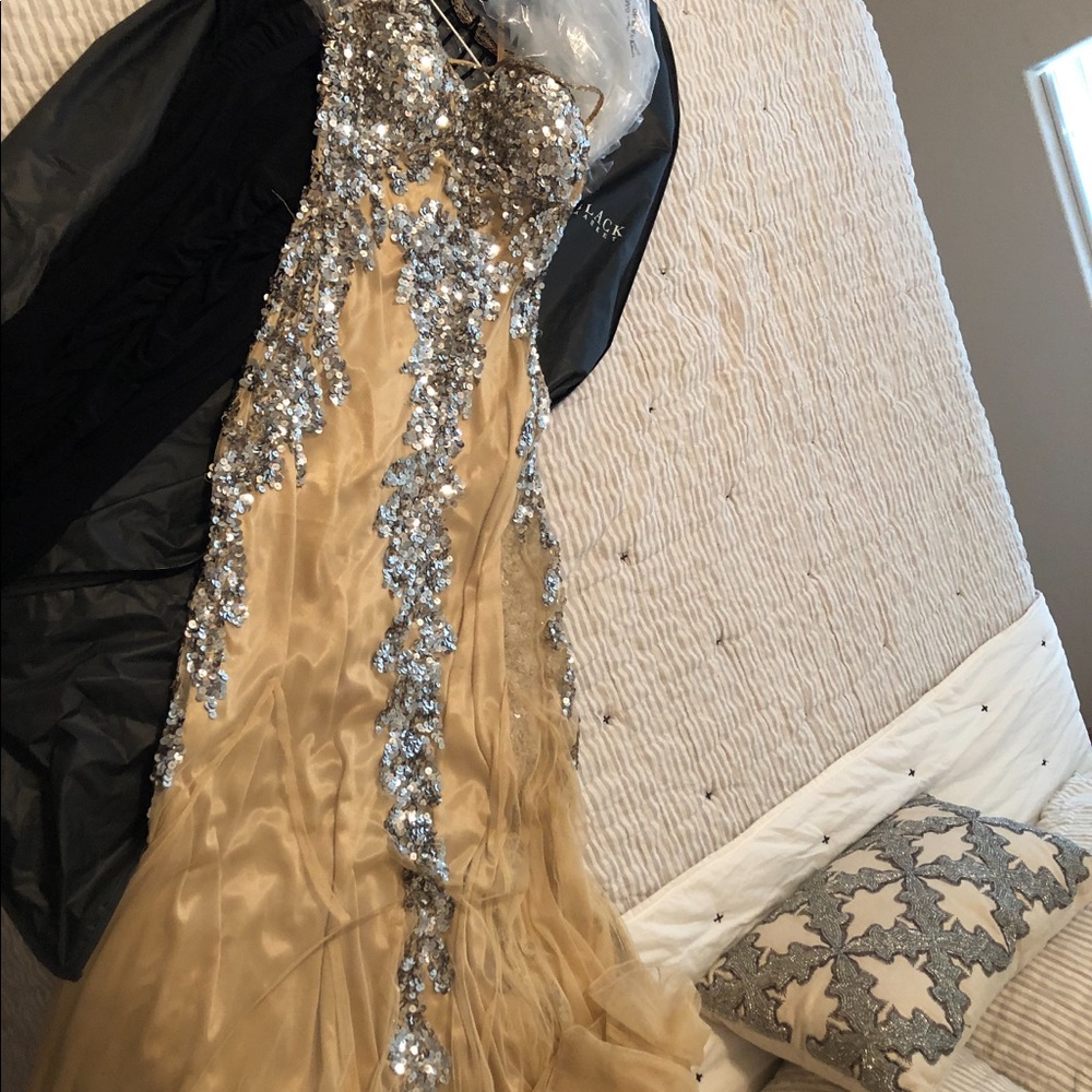 Elegant evening gown 👗👗👗|| Faviana